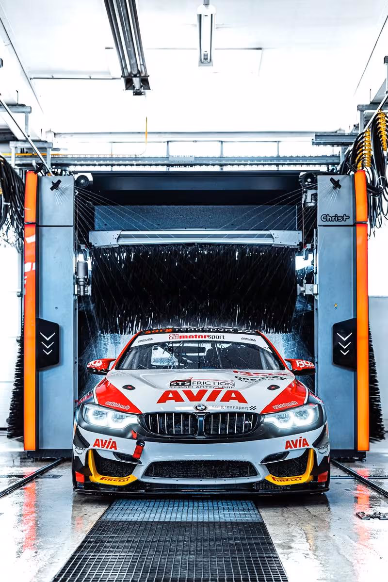 BMW M6 GT3 Rennwagen in einer Christ AG automatischen Hochdruck-Waschanlage.