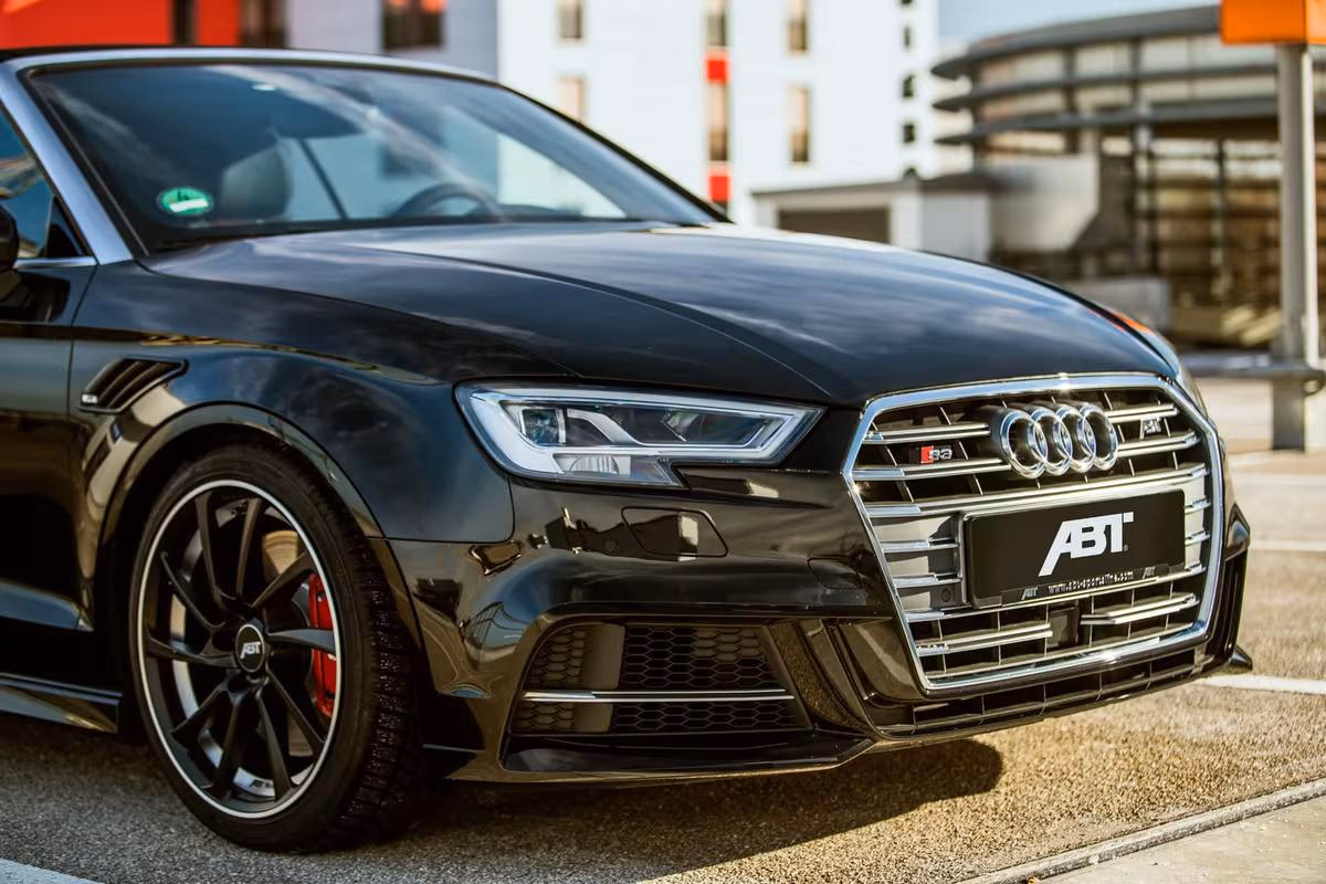 Schwarzer Audi S3 mit ABT-Logo im Frontbereich