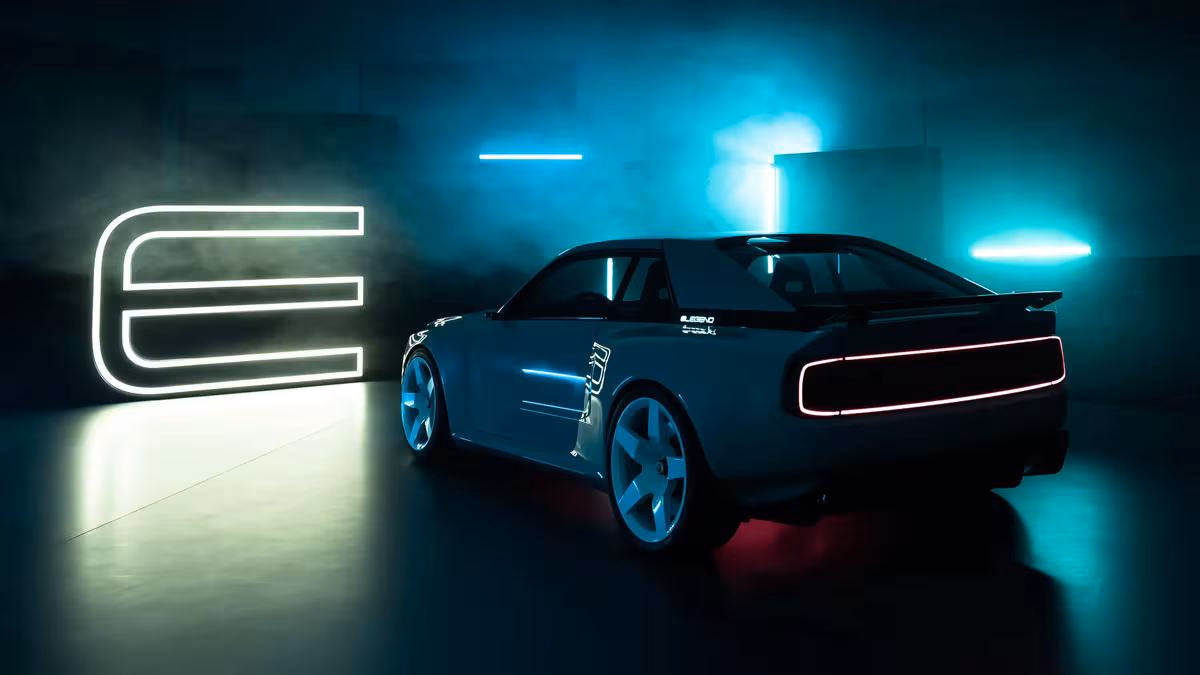 E-Legend: Silhouettierter Sportwagen mit Neon-Logo vor blauem Hintergrund