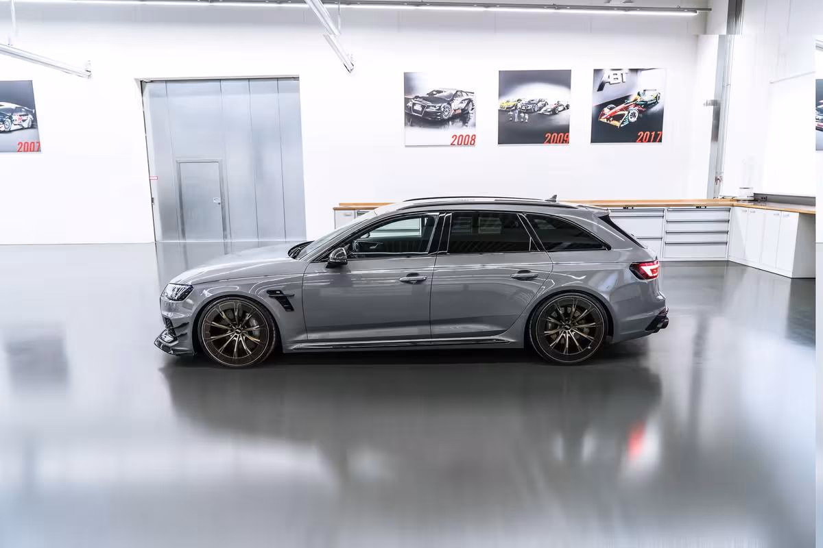 Audi: Grauer ABT RS6 Avant im Seitenprofil in hellem Studio