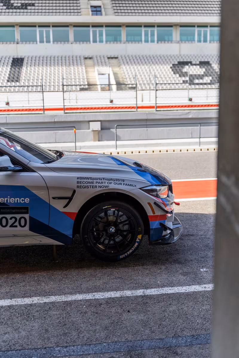 BMW Motorsport-Rennwagen mit Startnummer 020 auf der Strecke