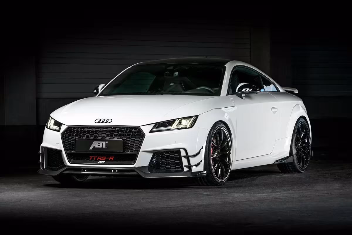 ABT: Weißer ABT TT RS-R Sportwagen im dunklen Studio