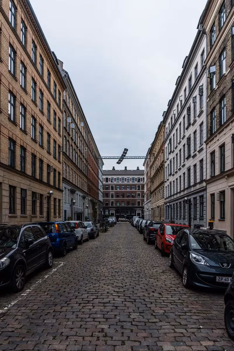 Copenhagen: Koblenzgasse in Kopenhagen mit geparkten Autos und historischen Fassaden