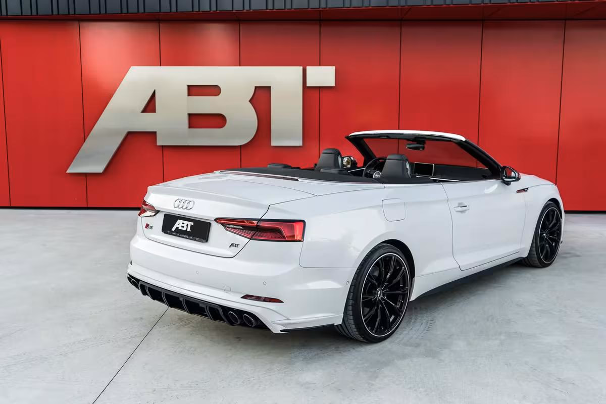 Weißer ABT Audi S5 Cabriolet vor roter ABT-Wand