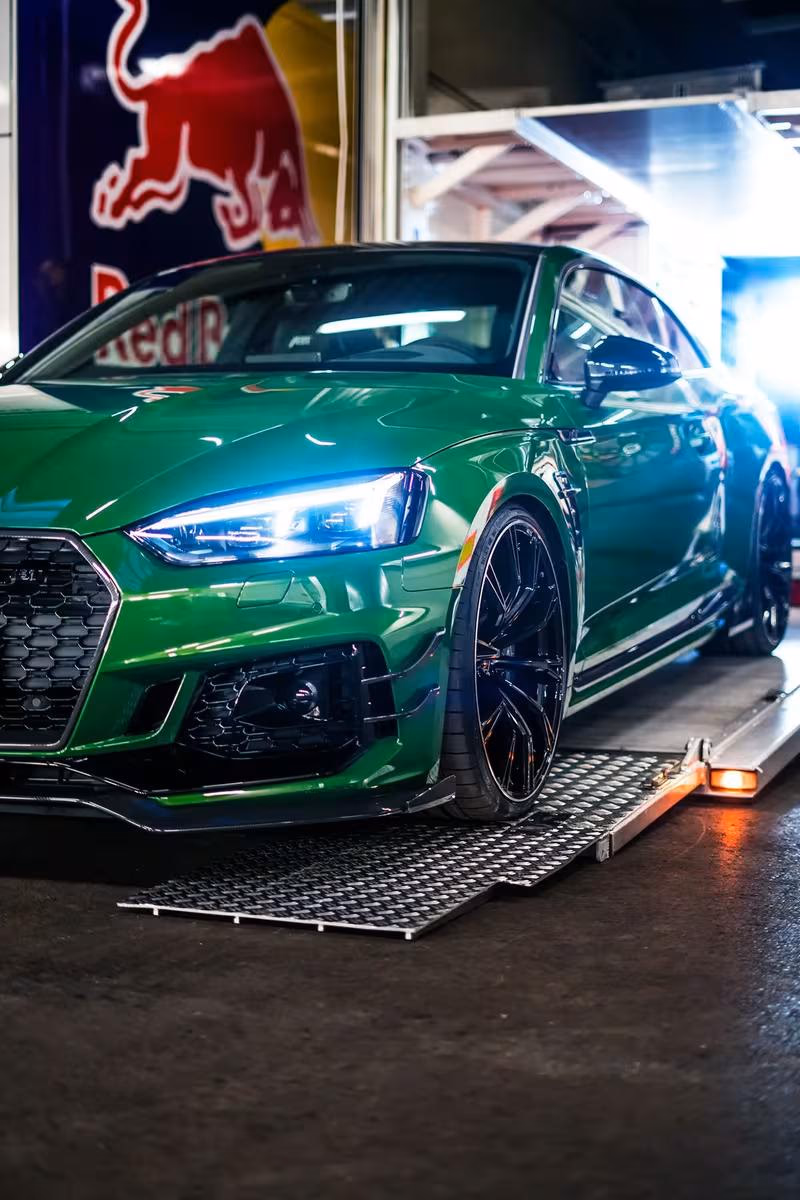 ABT: Grüner ABT Audi RS 5 auf einer Waage vor Red-Bull-Hintergrund
