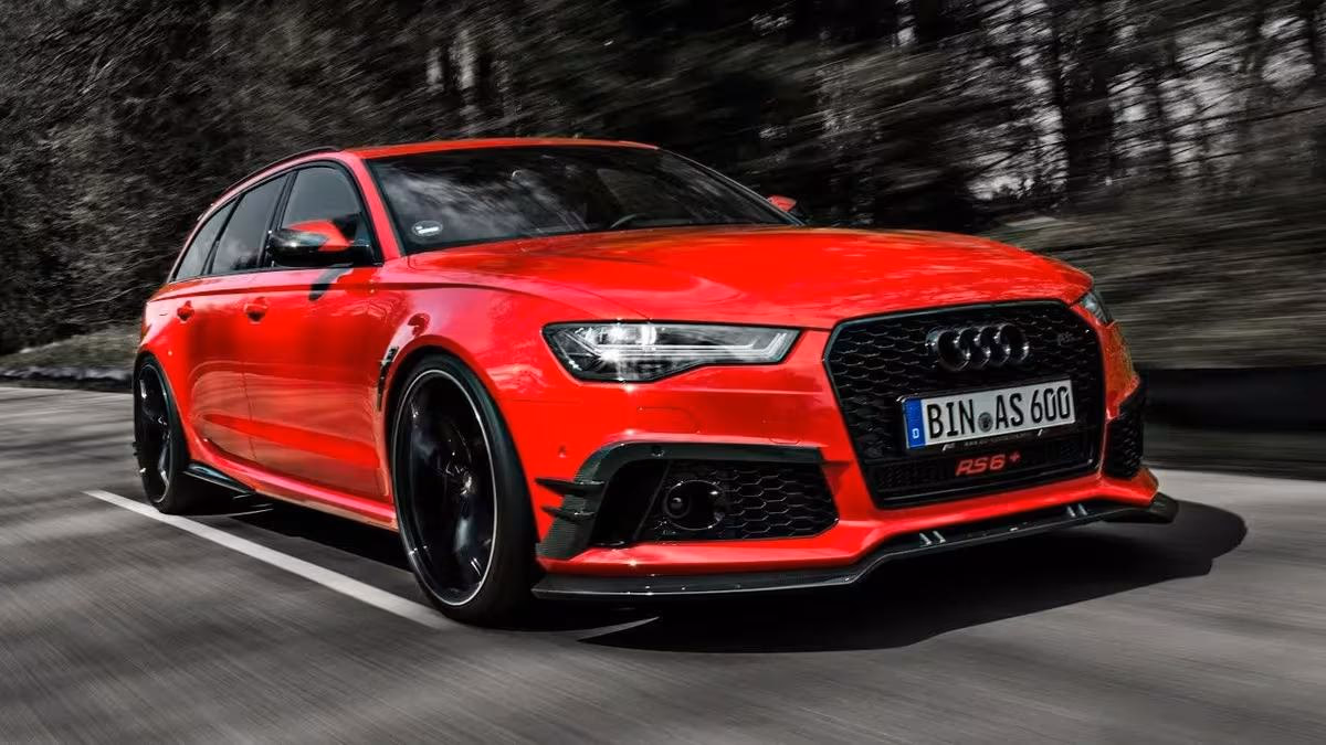 ABT: Roter ABT-tuned Audi RS6 Avant fährt auf einer Landstraße.