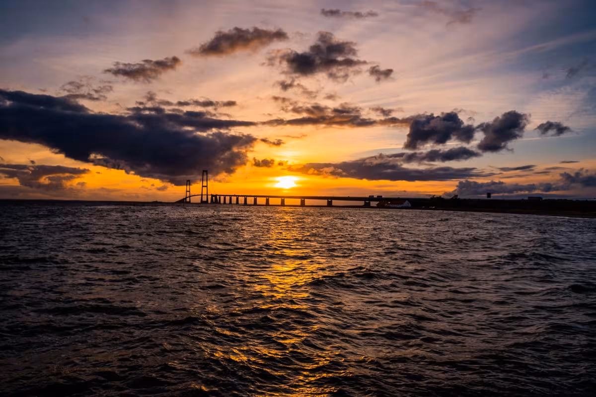 Copenhagen: Brücke im Sonnenuntergang mit goldenem Licht auf dem Wasser