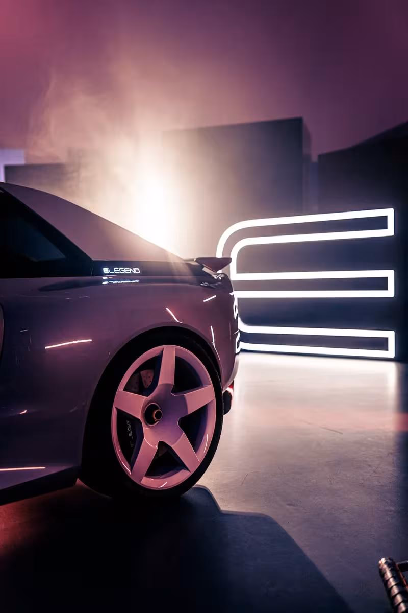 E-Legend Sportwagen mit Neon-Logo und pinken Felgen im Studio