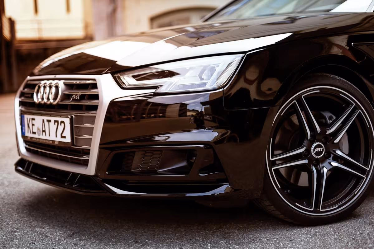 Schwarzer Audi mit ABT-Modifikationen und silbernem Frontgrill im Detail