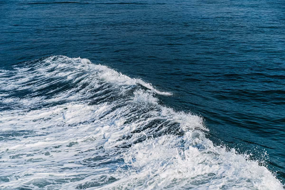Thailand: Tiefblaues Meerwasser mit weißem Schaum und Wellen