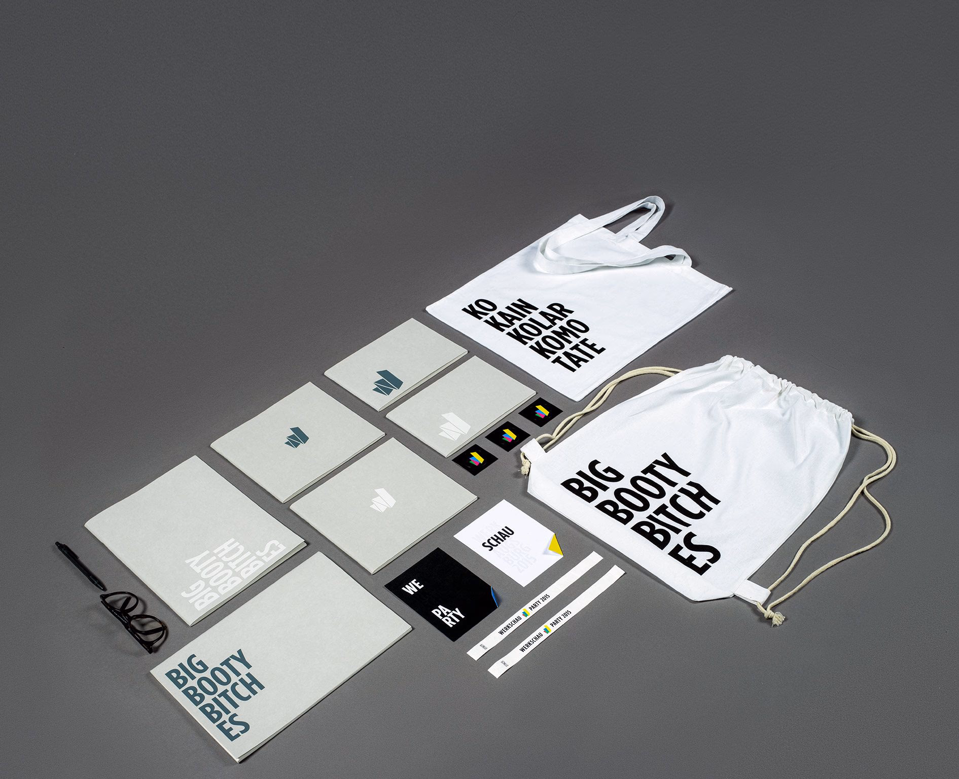 Corporate-Design-Set mit Tote, Beutel, Karten und Stiften auf grauem Untergrund