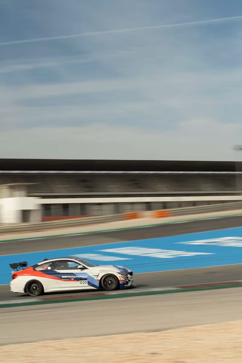 BMW Motorsport: BMW M4 GT3 Rennwagen mit Startnummer 020 auf der Rennstrecke.