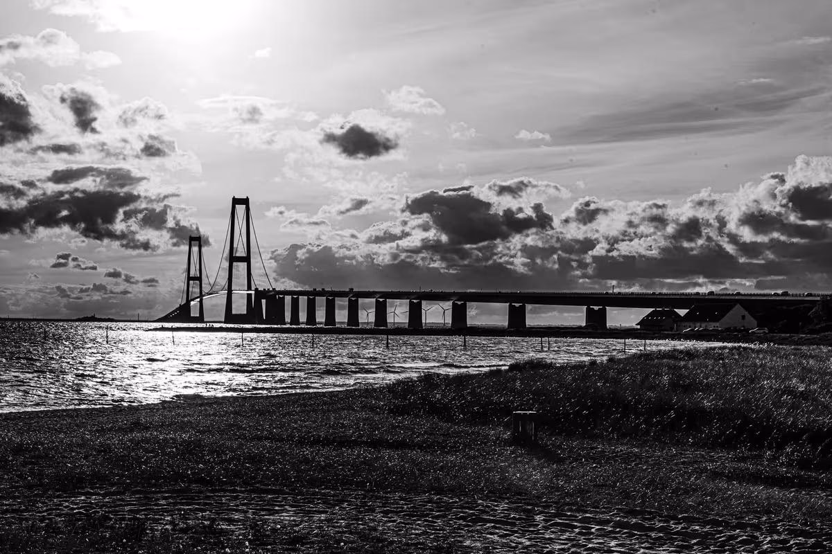 Copenhagen: Schwarz-Weiß-Aufnahme der Öresundbrücke bei Kopenhagen im Abendlicht.