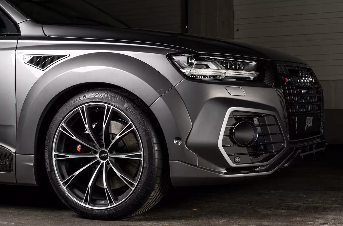 ABT: Frontansicht eines ABT-tuned Audi Q8 in Mattgrau mit ABT-Logo am Grill.