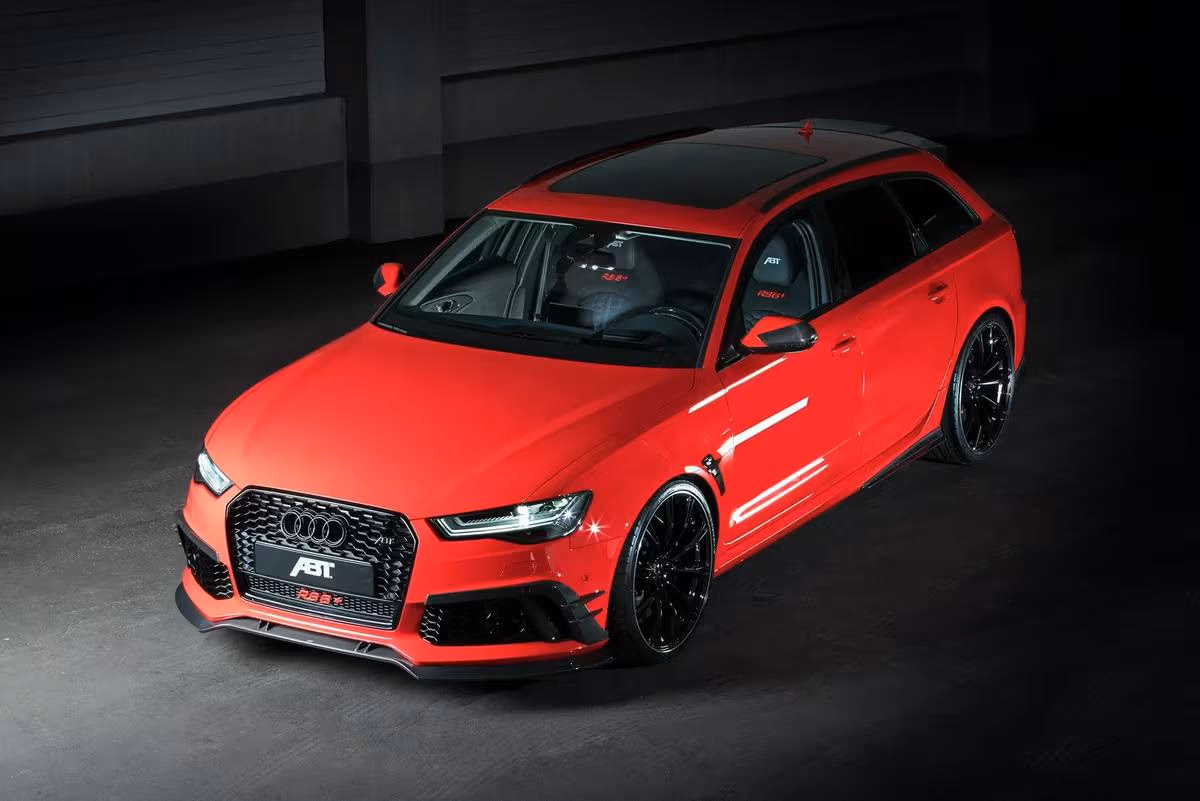 ABT: Rotes ABT Sportsline Audi RS 3 Sportback im dunklen Studio