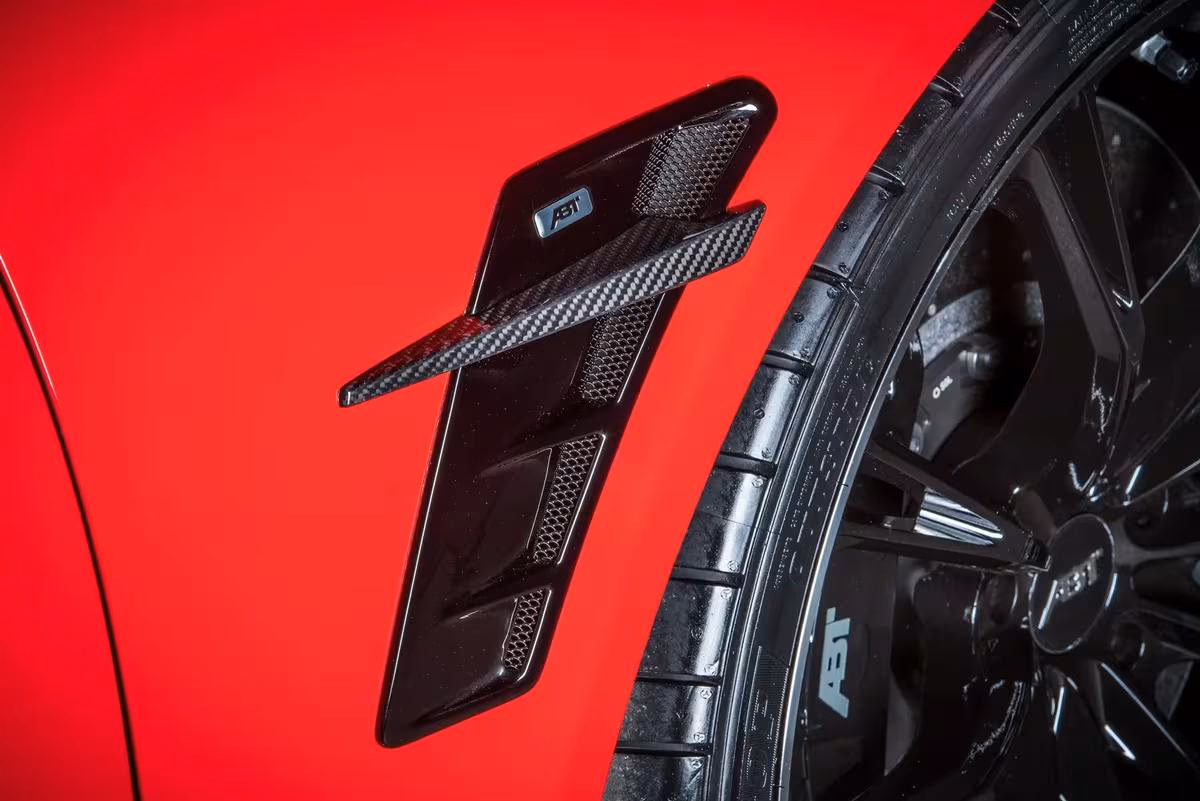 ABT: Carbon-Seitenblende mit ABT-Logo an rotem Fahrzeug