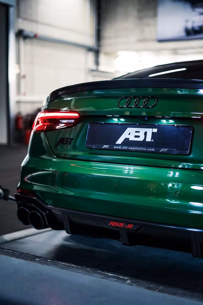 ABT: Grüner Audi RS6-R von ABT Sportsline mit Carbon-Heckschürze und ABT-Kennzeichen.
