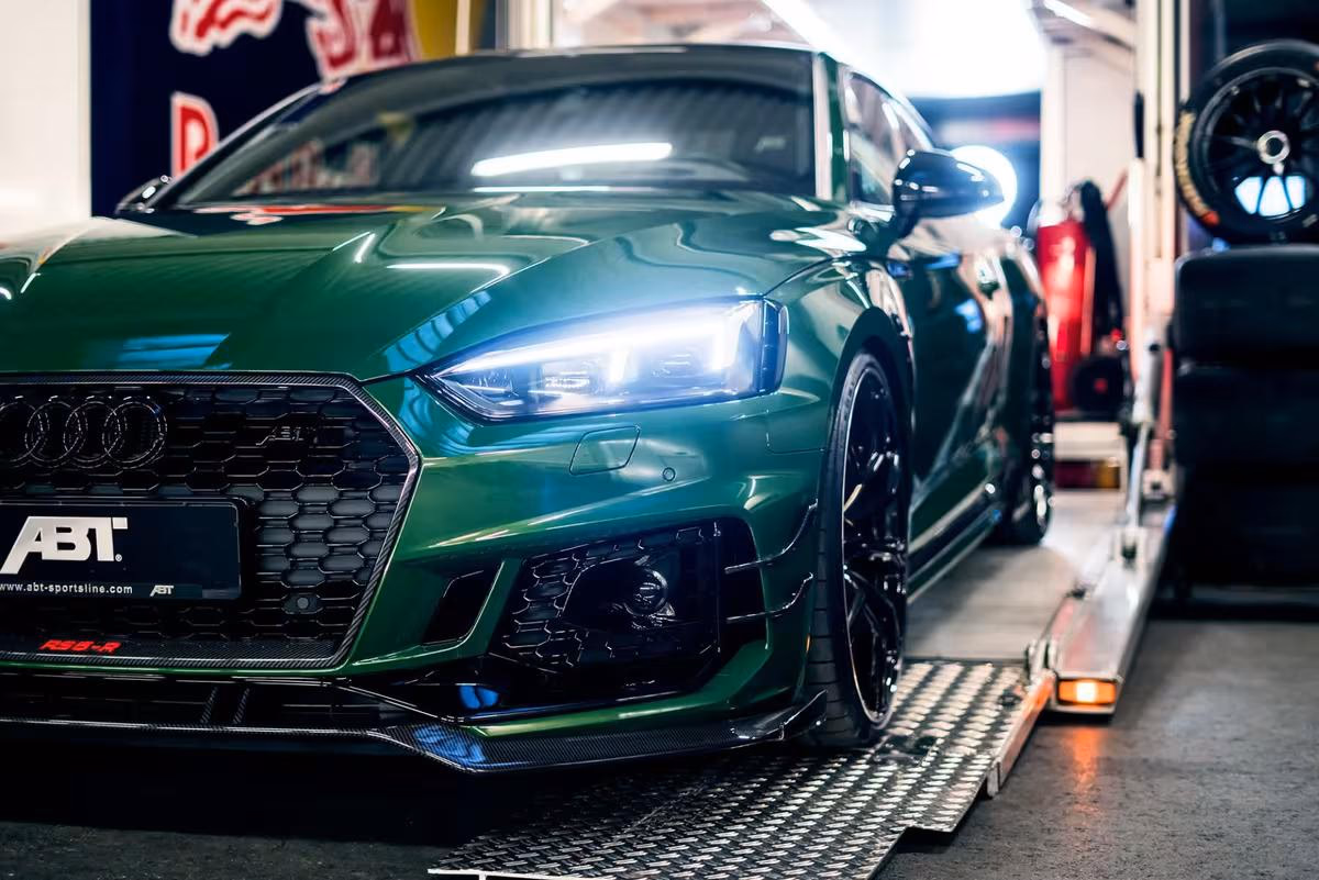 ABT: Grüner ABT Audi RS e-tron GT auf Prüfstand im Werk