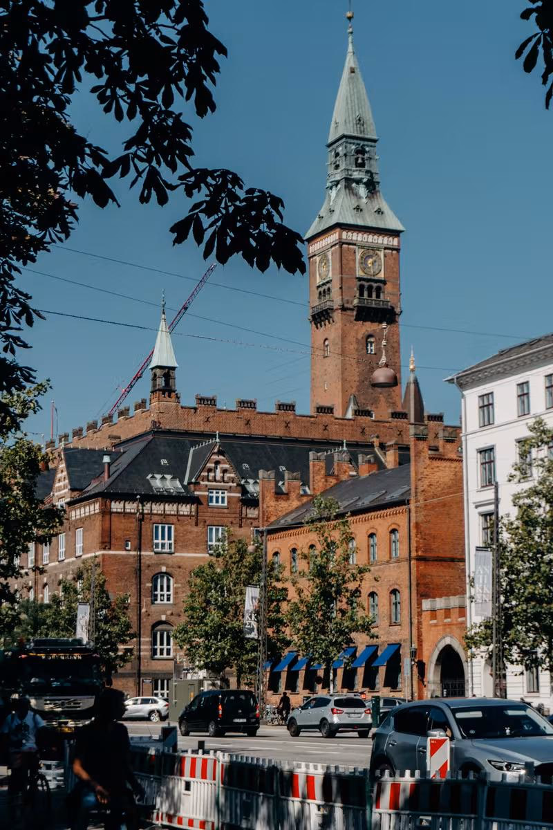 Copenhagen: Rotes Backsteingebäude mit hohem Turm und Uhr in Kopenhagen