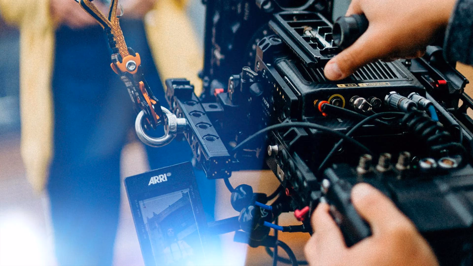 ARRI-Kamera mit Monitor und Kabeln, bedient von Händen