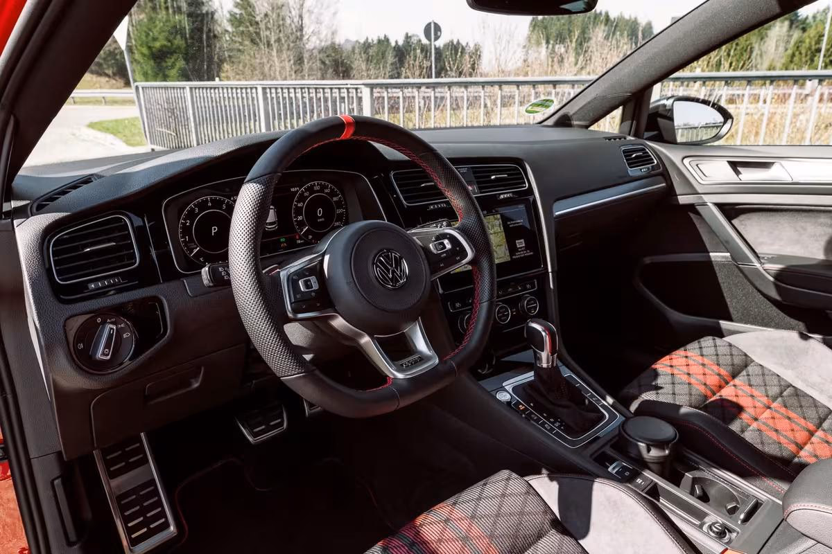 Volkswagen: VW GTI Cockpit mit Sportlenkrad, Digitalinstrumenten und rot-schwarzen Sitzen