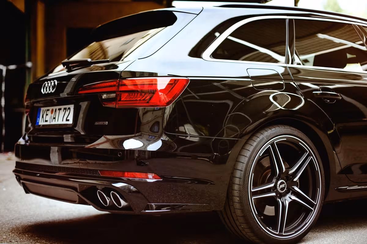 Schwarzer Audi Sportwagen mit ABT-Felgen und Kennzeichen KE AT 72