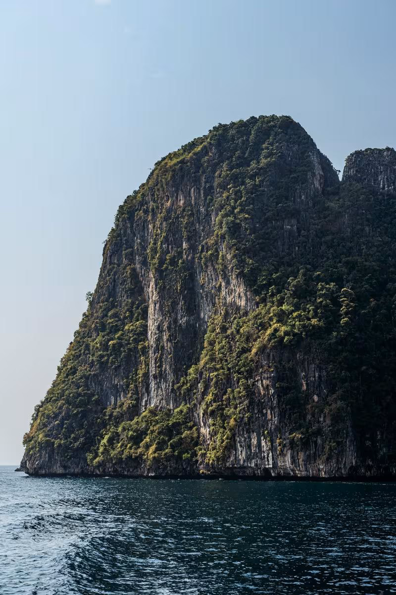 Thailand: Steile, bewaldete Klippe, die direkt ins Meer abfällt.