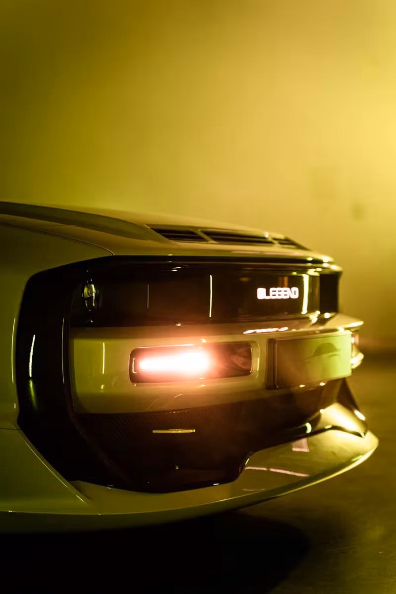 Rücklicht des E-Legend mit leuchtendem Logo in gelbem Licht