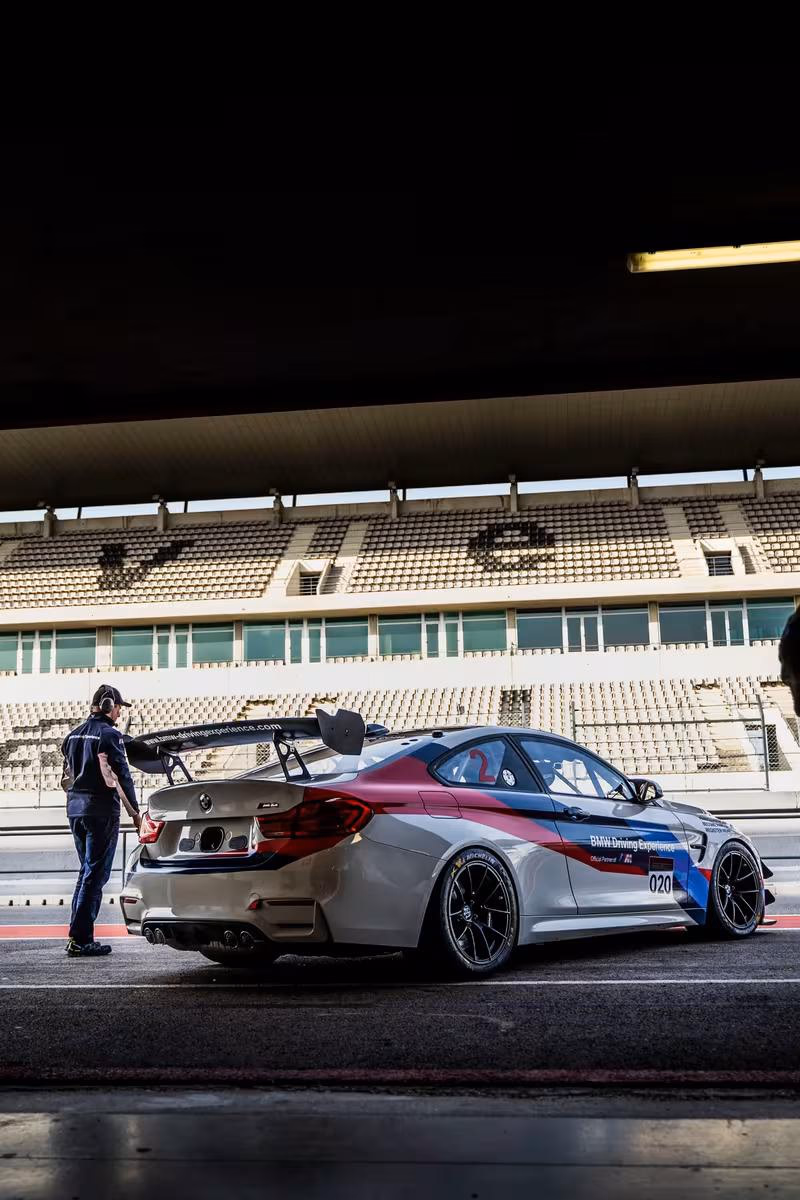 BMW Motorsport: BMW M235i Racing Coupé mit großem Heckflügel auf der Rennstrecke.