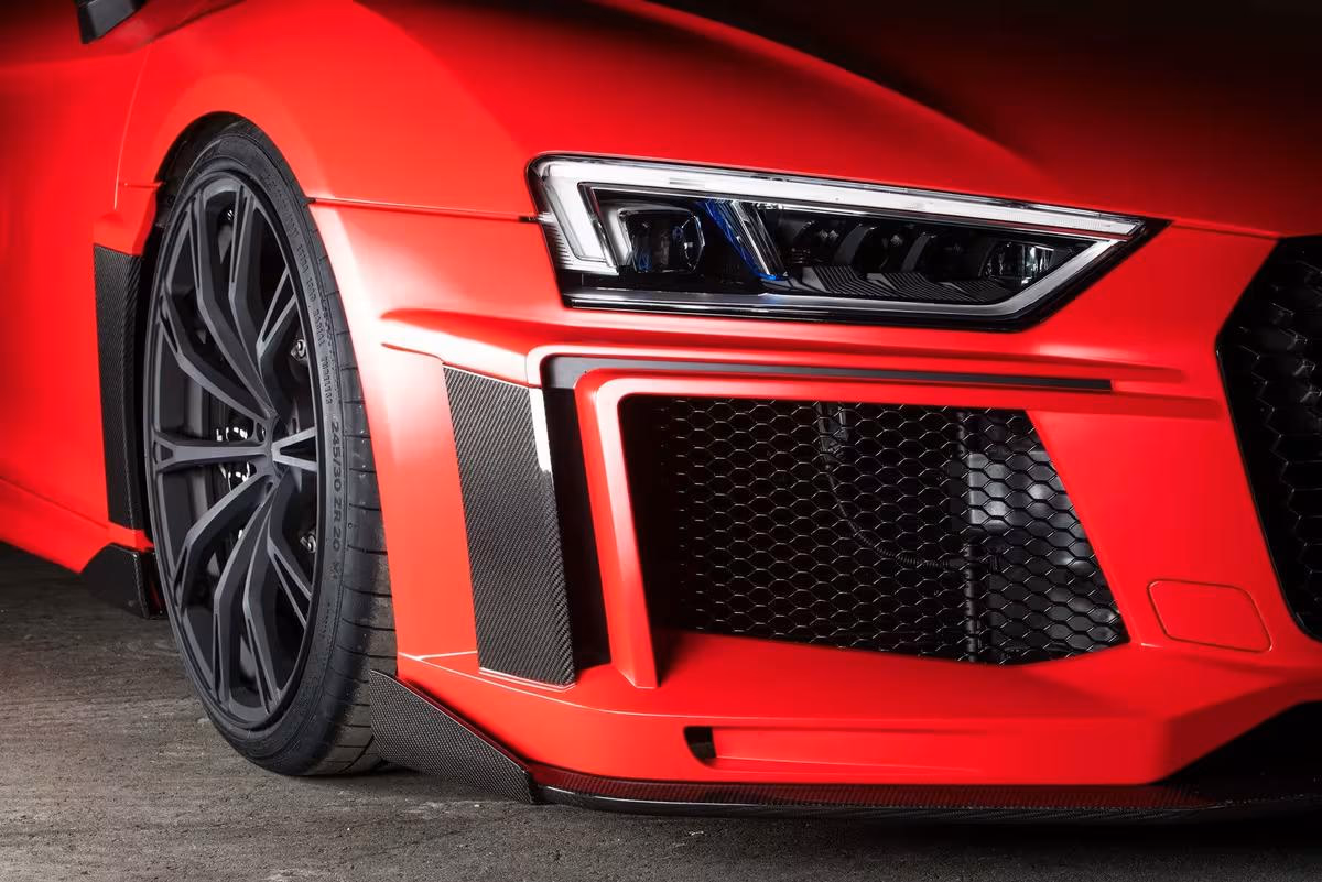 ABT: Nahaufnahme der Front eines roten ABT Audi RS 6 mit Carbon-Details