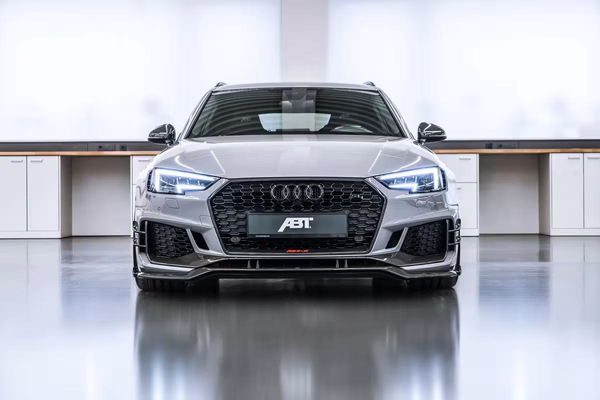 Frontansicht eines silbernen ABT Audi RS4-R in einer hellen Halle.