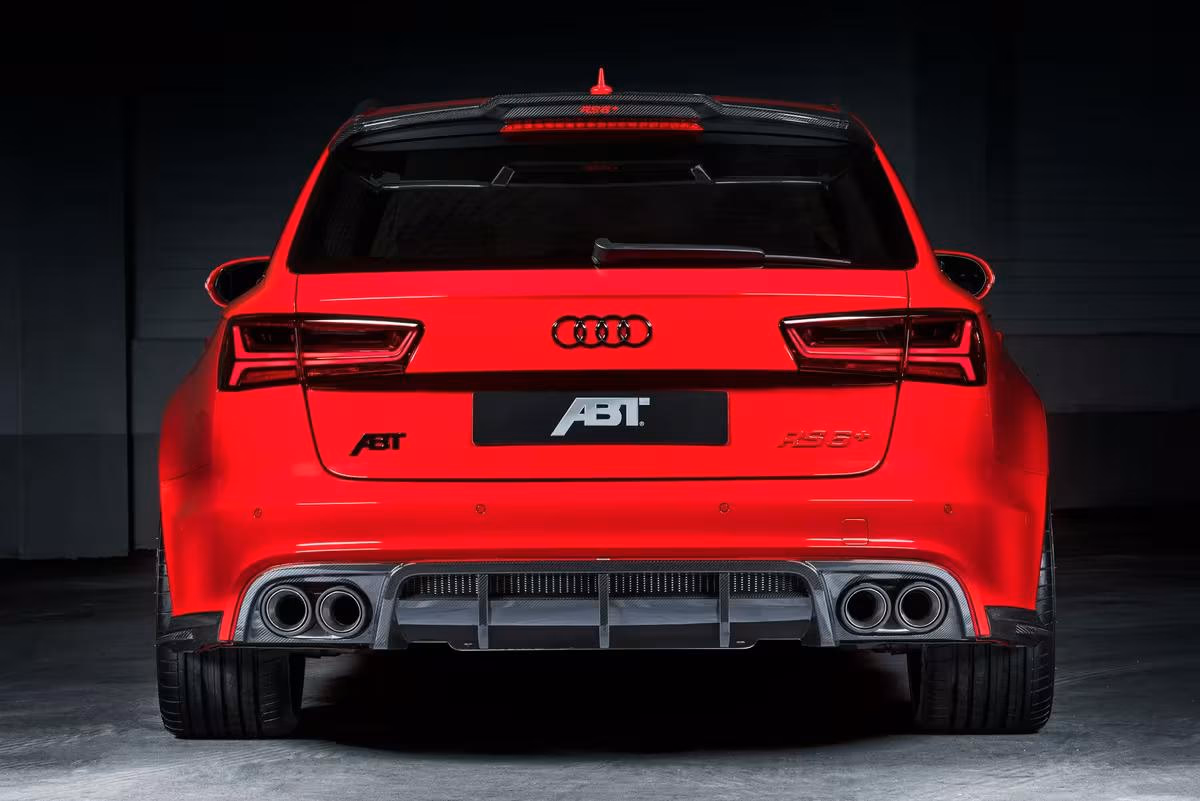 ABT: Rotes ABT Audi RS6+ Coupé von hinten mit vier Auspuffendrohren