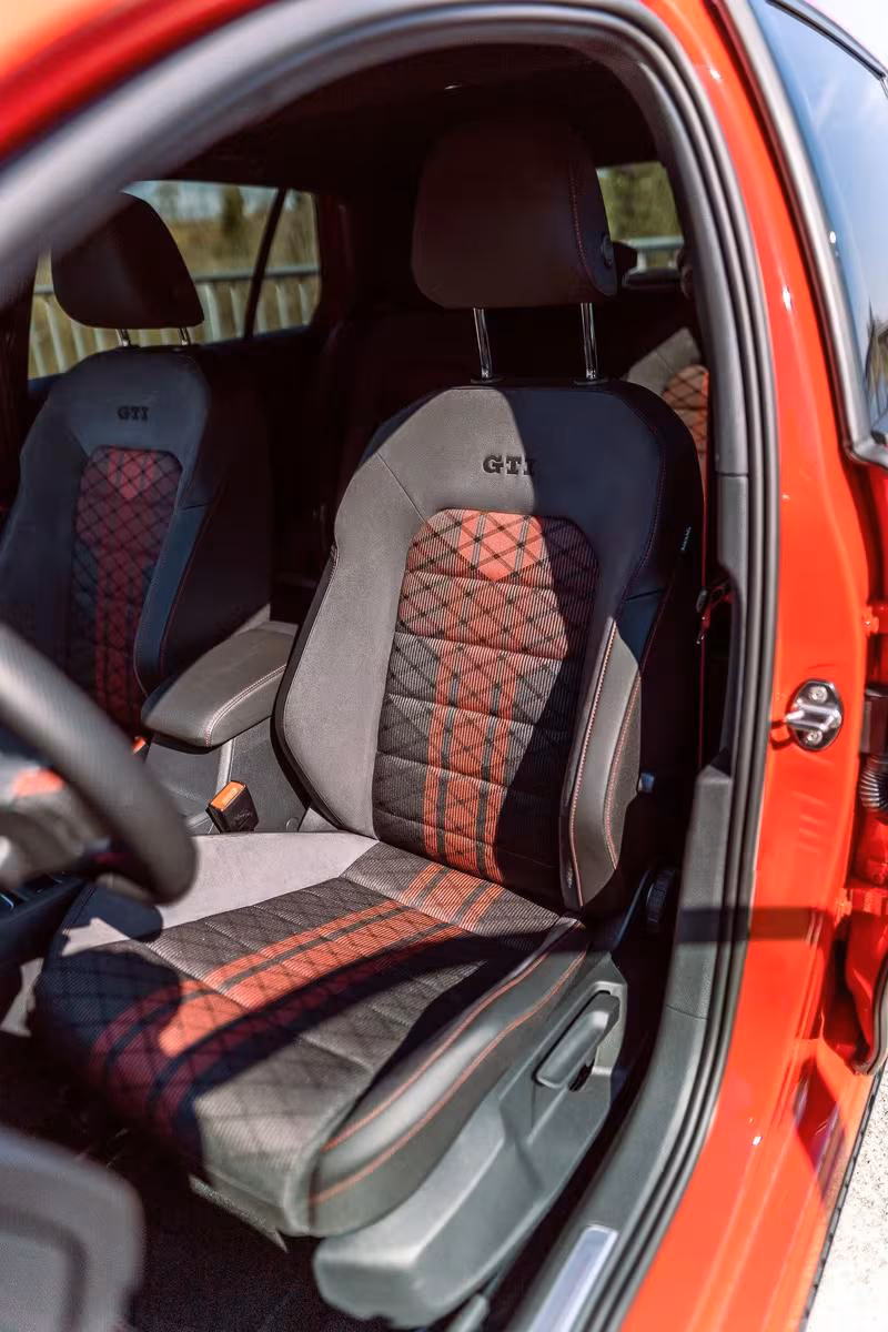 Volkswagen: GTI-Sportsitze mit rot-schwarzem Karomuster im VW-Interieur