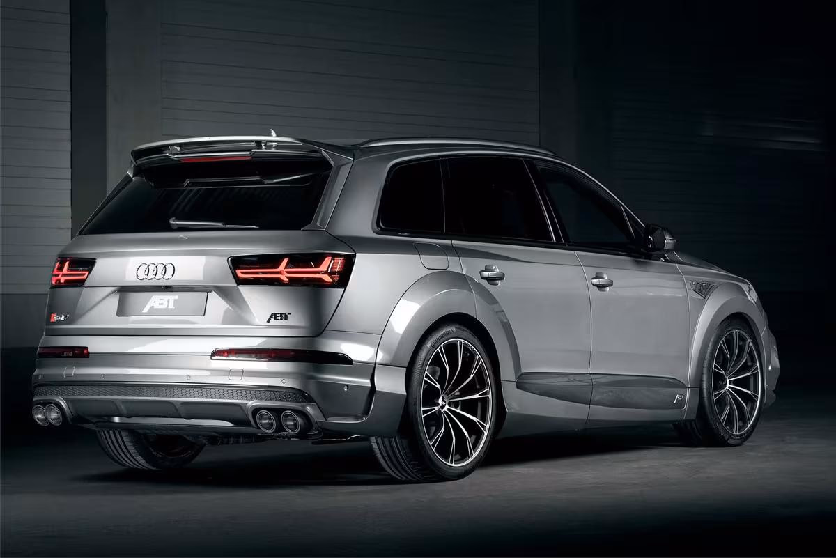 ABT: Silberner ABT Sportsline Audi Q8 im Heck- und Seitenprofil.