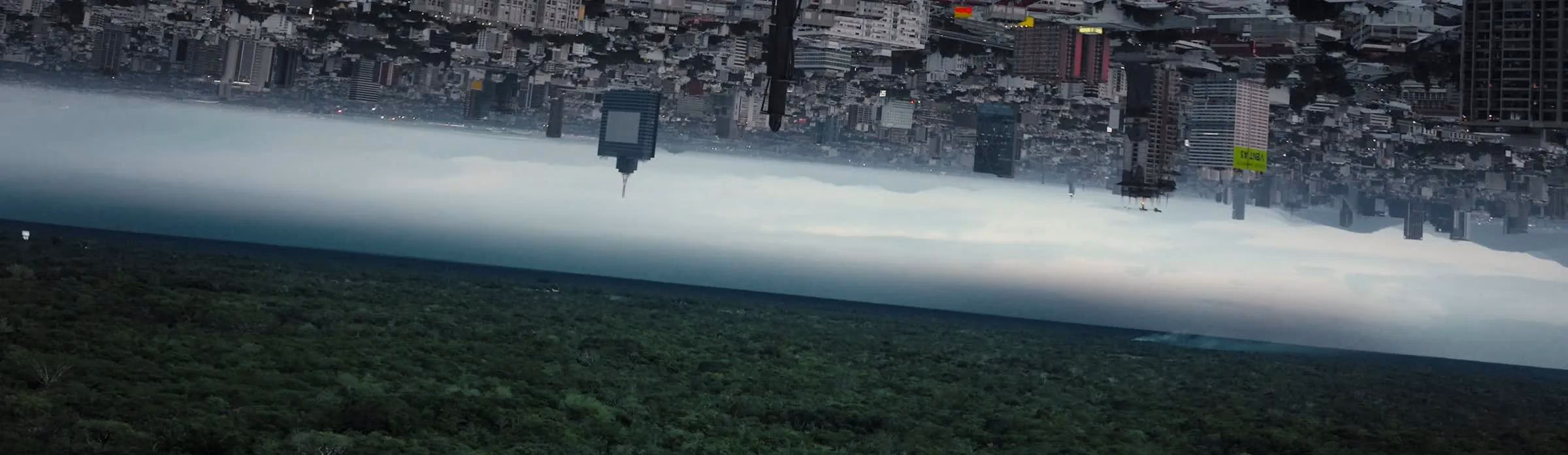 Umgekehrte Skyline über dichtem Wald mit Nebelband und Video-Wall-Element