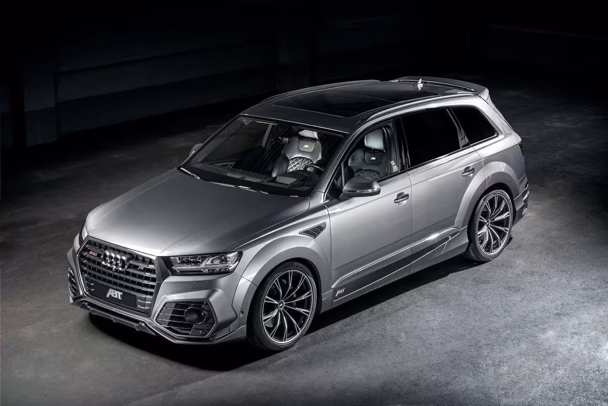 ABT: Silberner ABT Sportsline Audi Q8 im dunklen Studio