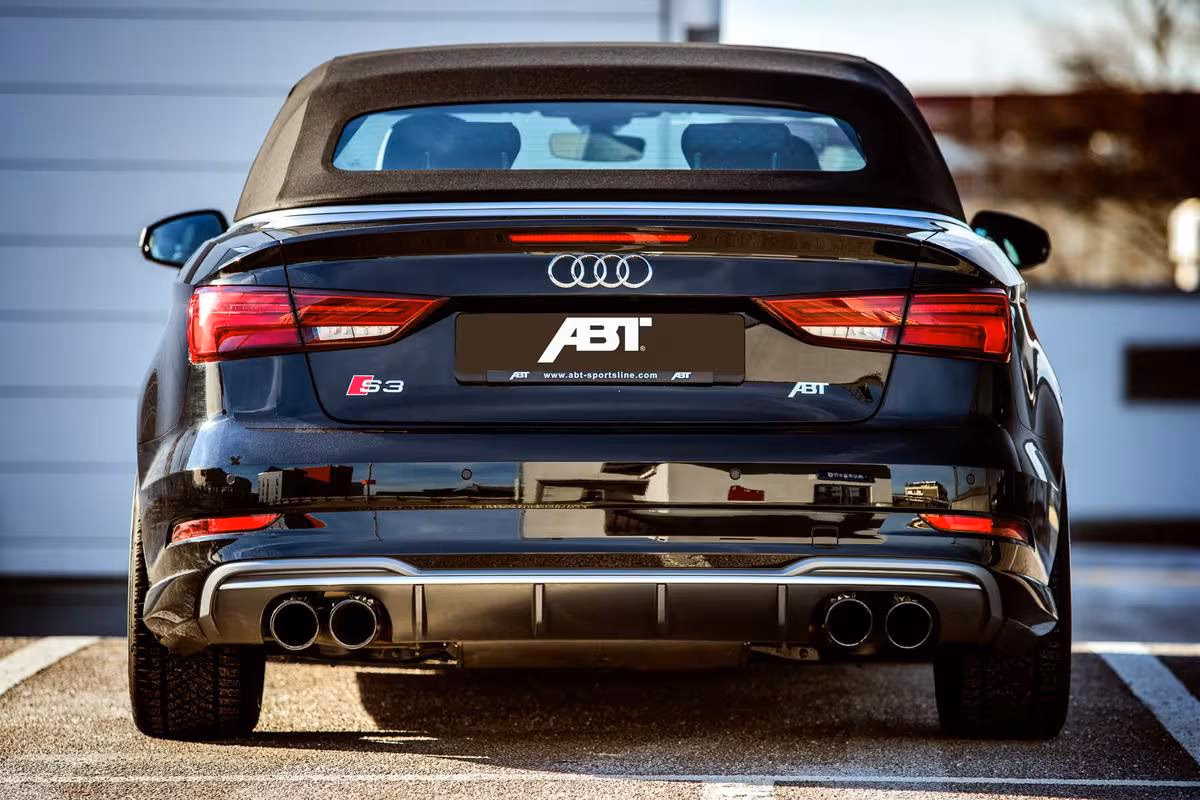 Rückansicht eines schwarzen Audi S3 Cabriolets mit ABT-Logo und Vierfach-Auspuff.