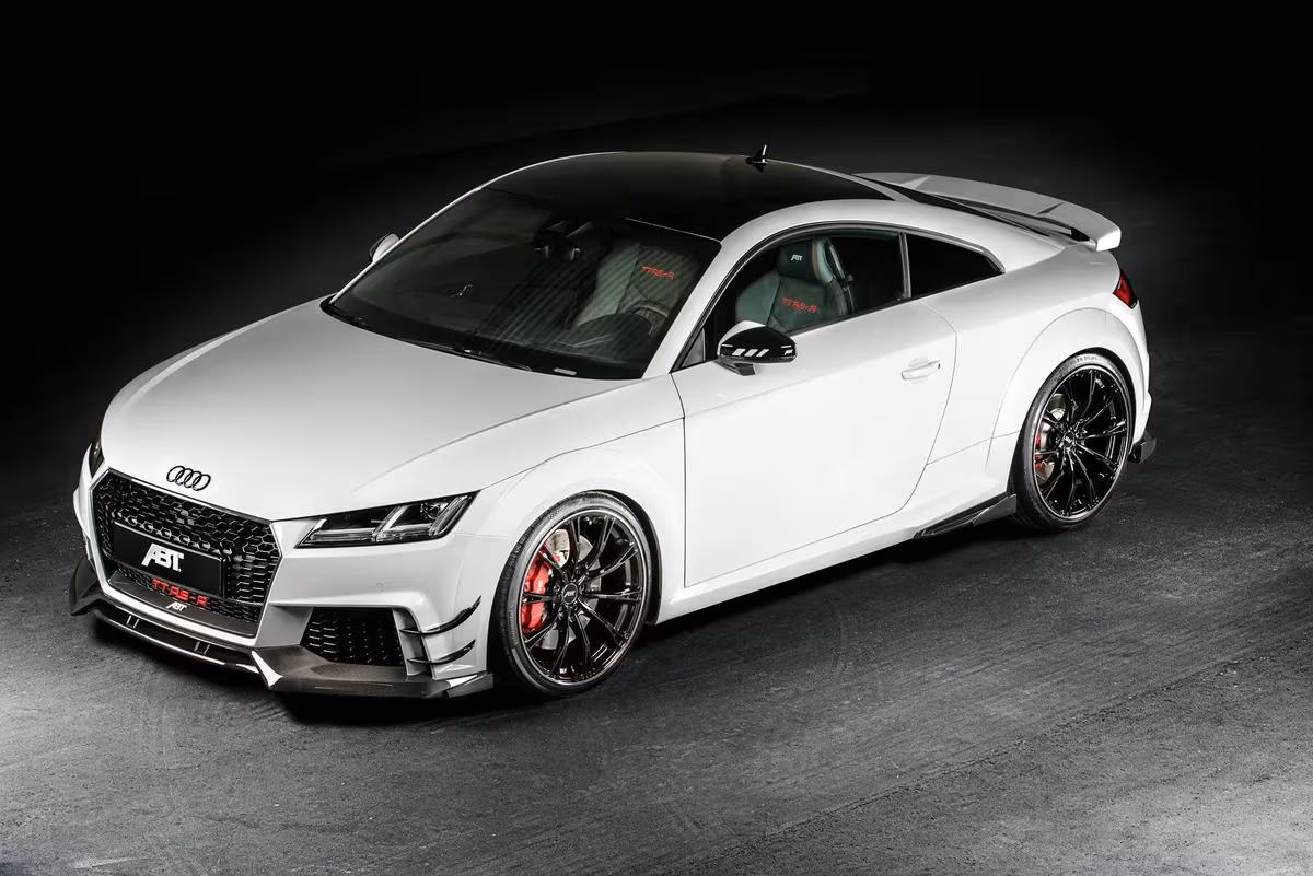 ABT: Weißer ABT RS-R Coupé mit schwarzen Felgen und roter Bremse im Studio.