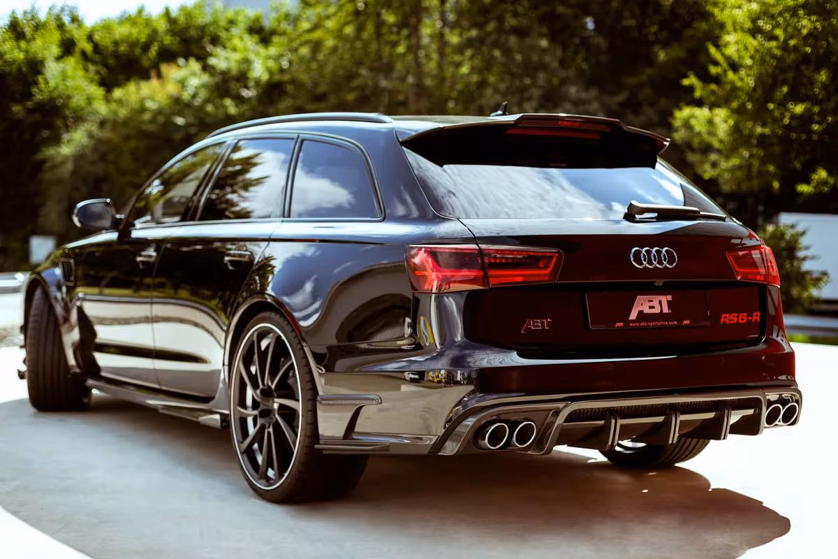 Schwarzer Audi RS6-R von ABT Sportsline, Heckansicht mit vier Auspuffendungen.