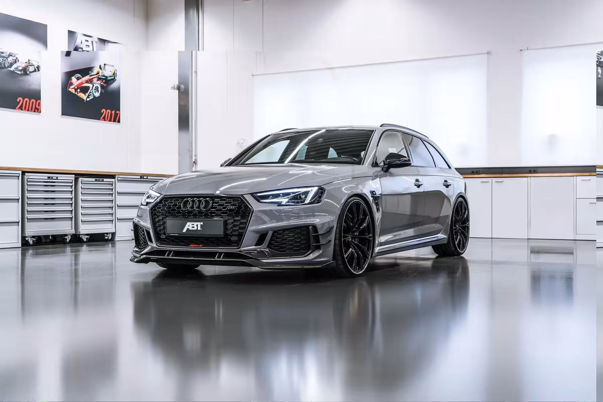 Grauer ABT Audi RS6 Avant im hellen Werkstatt-Showroom