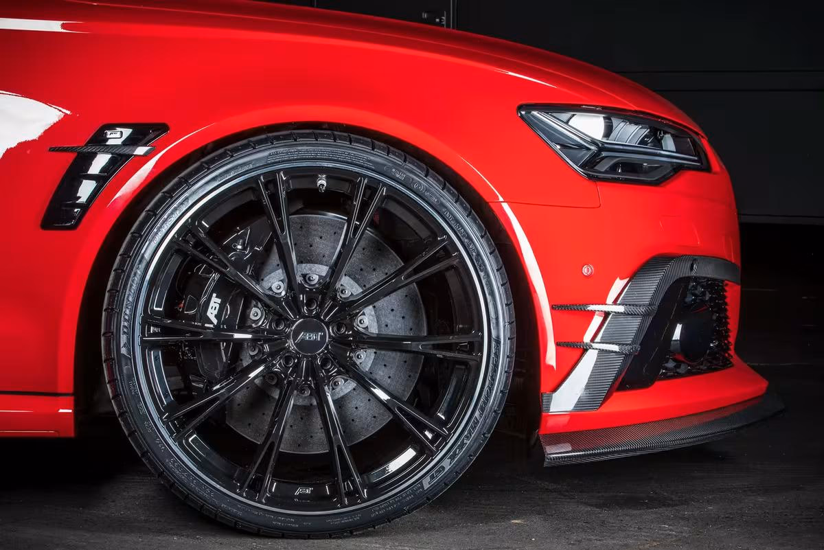 ABT: Rotes ABT-Sportwagen-Frontdetail mit schwarzem ABT-Felgen- und Carbon-Kit