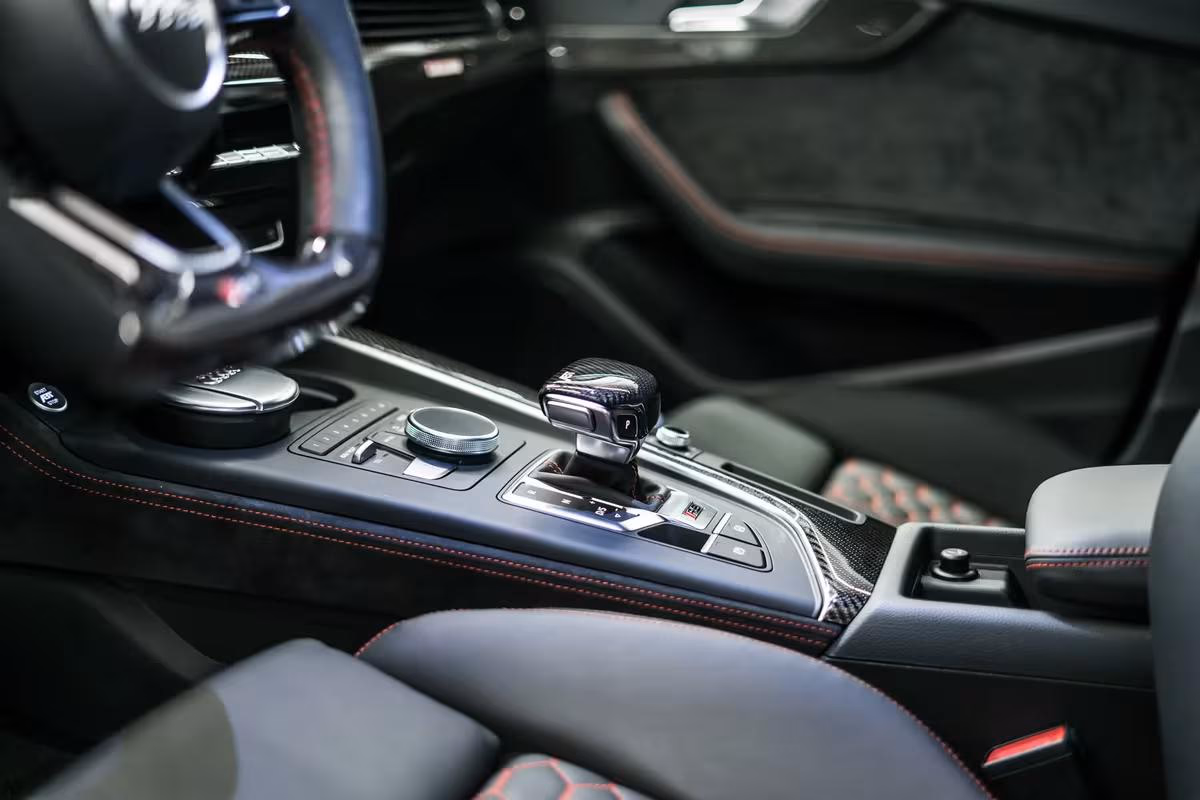 Audi: Schwarzes Cockpit mit roter Ziernaht, Carbon-Getriebehebel und Sportlenkrad.