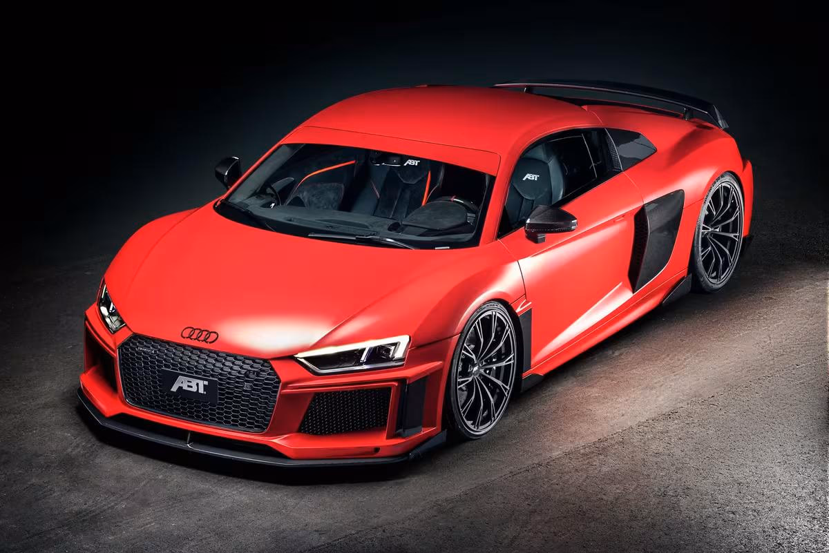 ABT: Rotes ABT-tuned Audi R8 Coupé mit großem Heckspoiler im Studio
