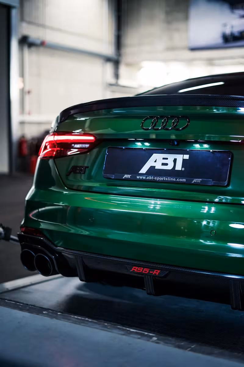 ABT: Grüner ABT Audi RS6-R mit Carbon-Diffusor und ABT-Schild im Werk