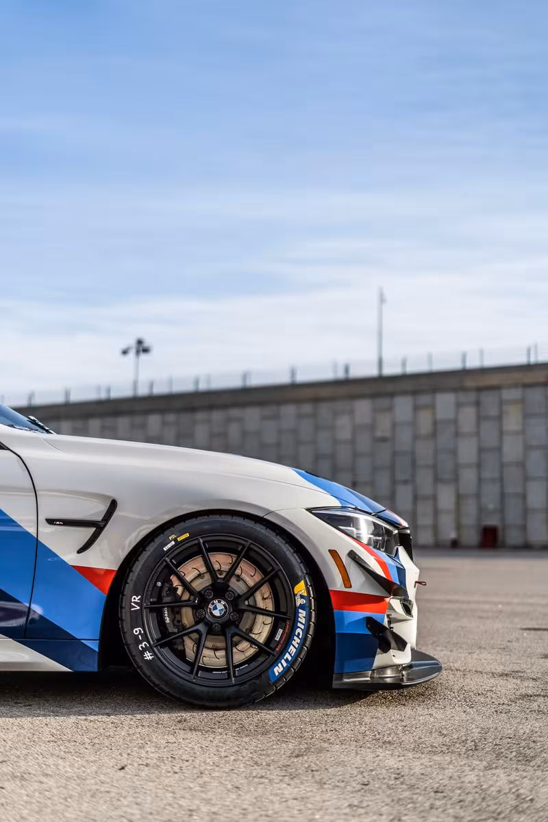 BMW M4 GT3 mit Motorsport-Lackierung und Michelin-Reifen auf dem Rennstrecke