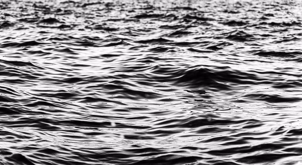 Thailand: Schwarz-weißes Detail von welligem Wasser mit Lichtreflexen
