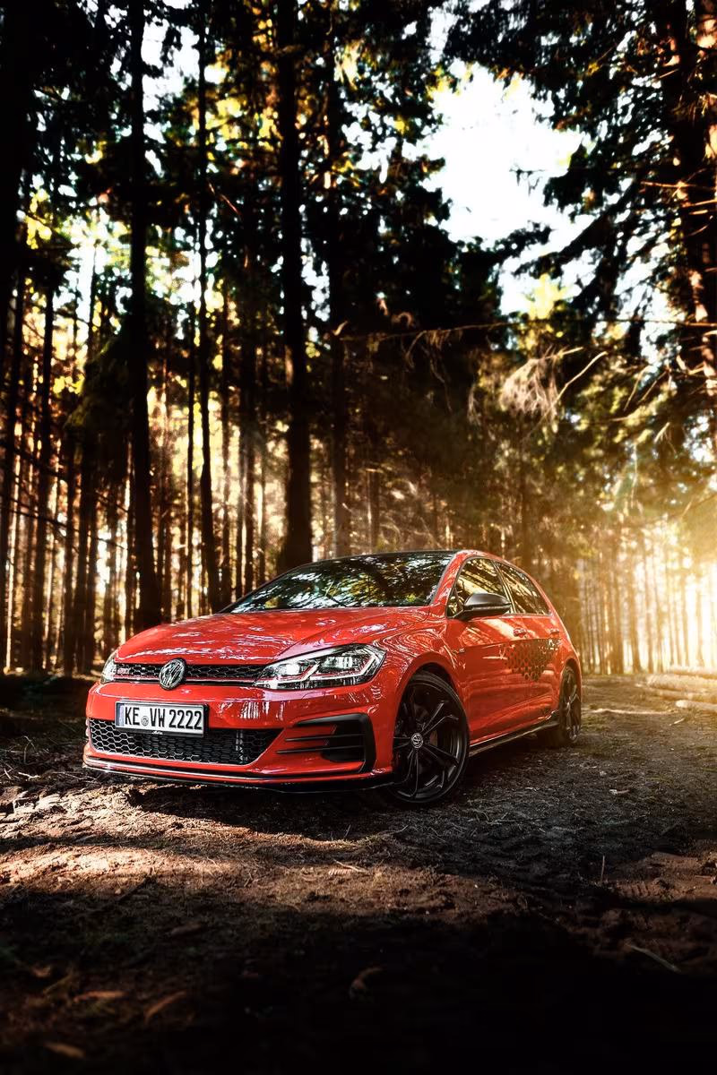 Volkswagen: Roter VW Golf GTI mit Kennzeichen KE VW 2222 auf Waldweg