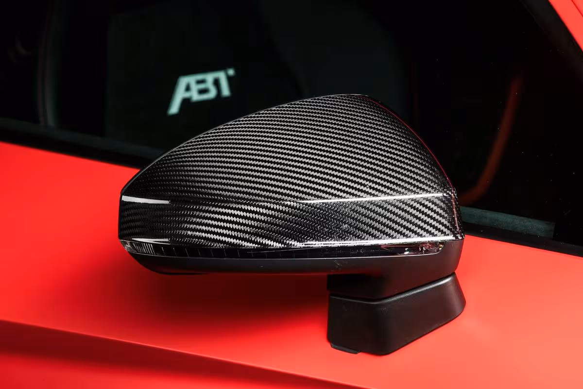 ABT: Carbon-Spiegelgehäuse an rotem ABT Sportsline Fahrzeug
