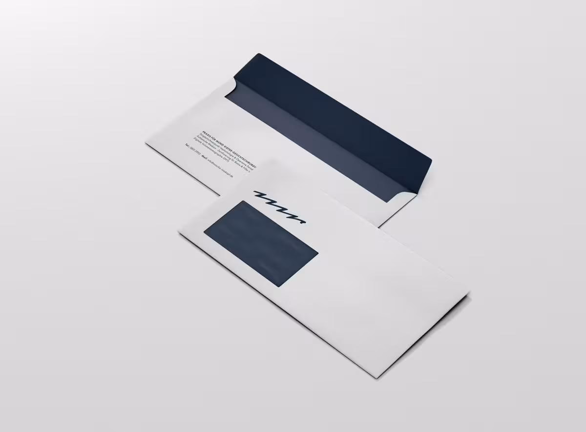 Mascha & Roßkopf: Zwei weiße Briefumschläge mit dunkelblauem Innenfutter und Logo-Motiv