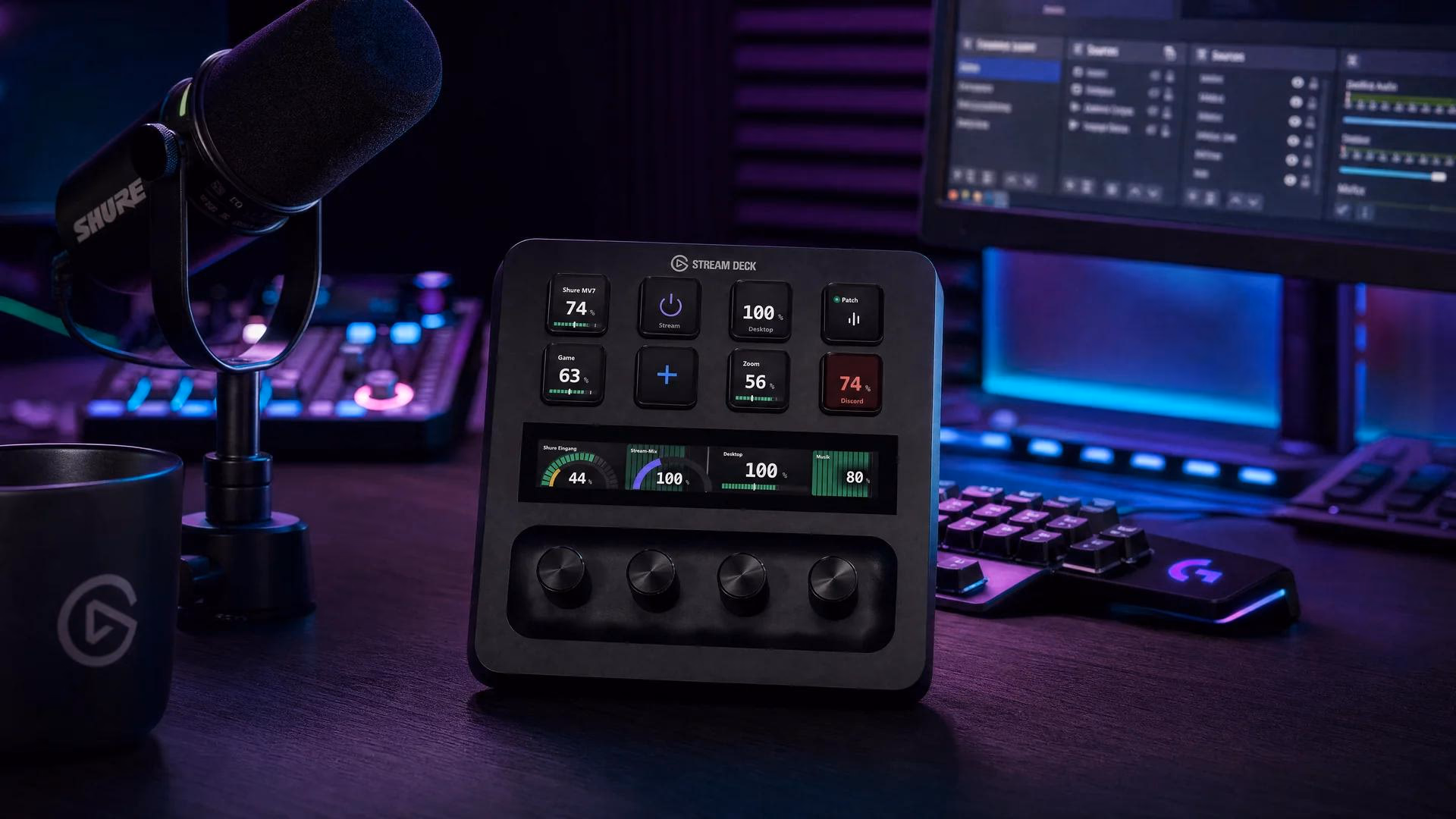 Stream Deck mit beleuchteten Tasten und Drehknöpfen neben Mikrofon und Monitor